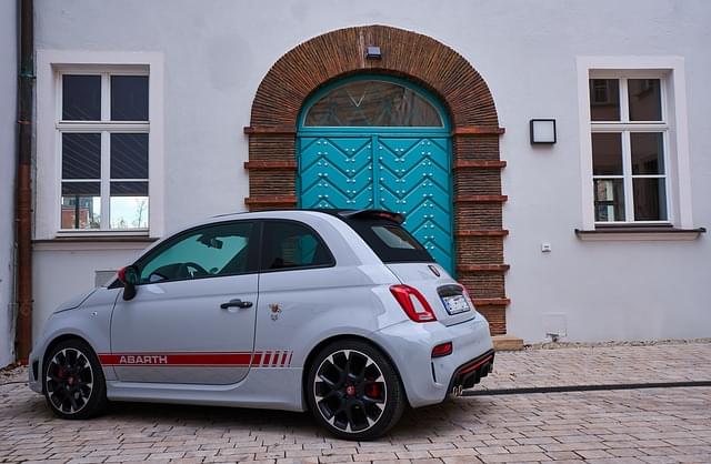 Fiat 500 na tle budynku.