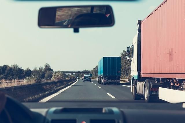 Zdjęcie przedstawiające fragment autostrady z perspektywy kierowcy z wnętrza samochodu.